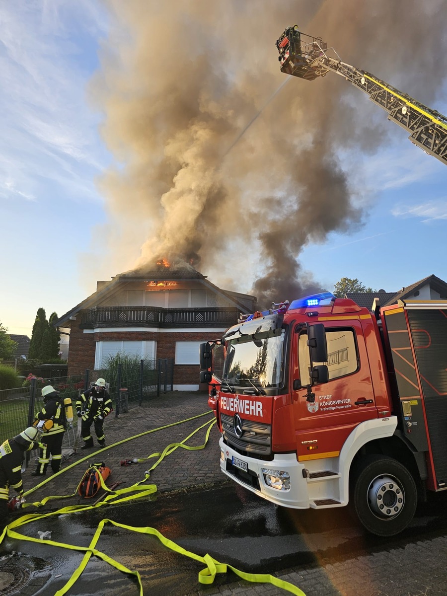 FW Königswinter: Dachstuhlbrand in Rauschendorf fordert Einsatzkräfte