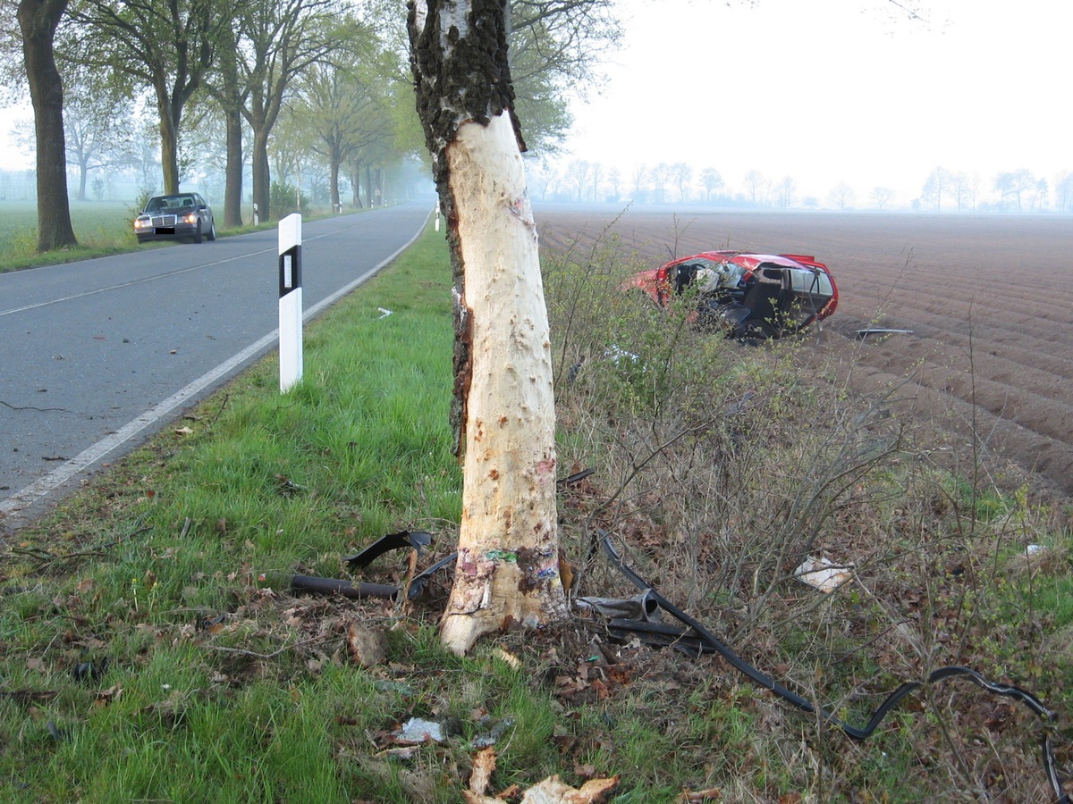 POL-WL: Pkw prallt gegen Baum und reißt auseinander, Fahrerin tot