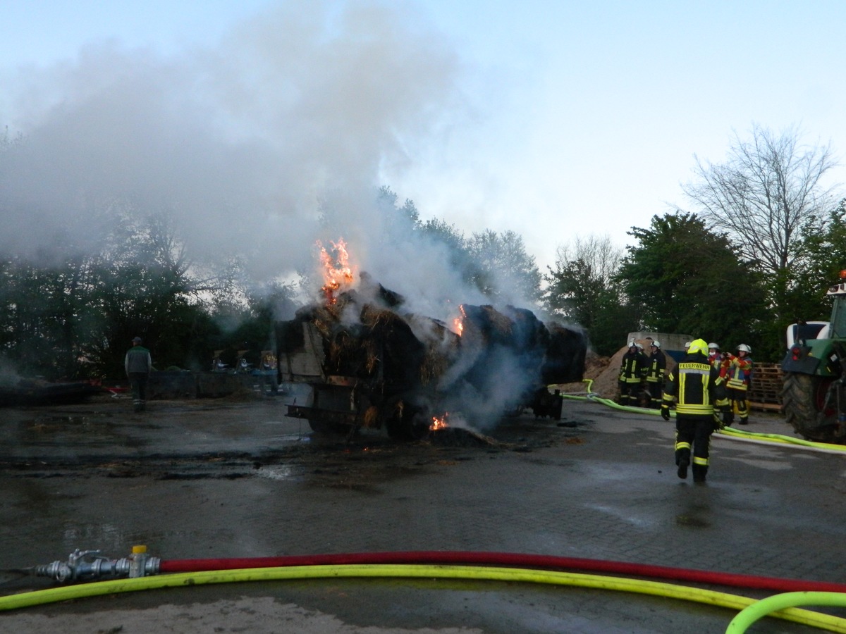 FW-RD: Update zu: Reesdorf (Kreis Rendsburg-Eckernförde): Maschinenhalle brennt in voller Ausdehnung