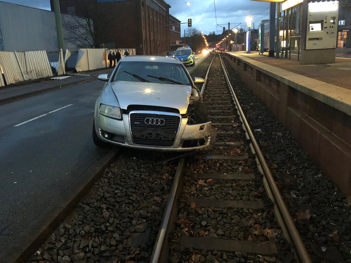 POL-BI: Unfall endete auf Stadtbahnschienen - Fahrer flüchtig