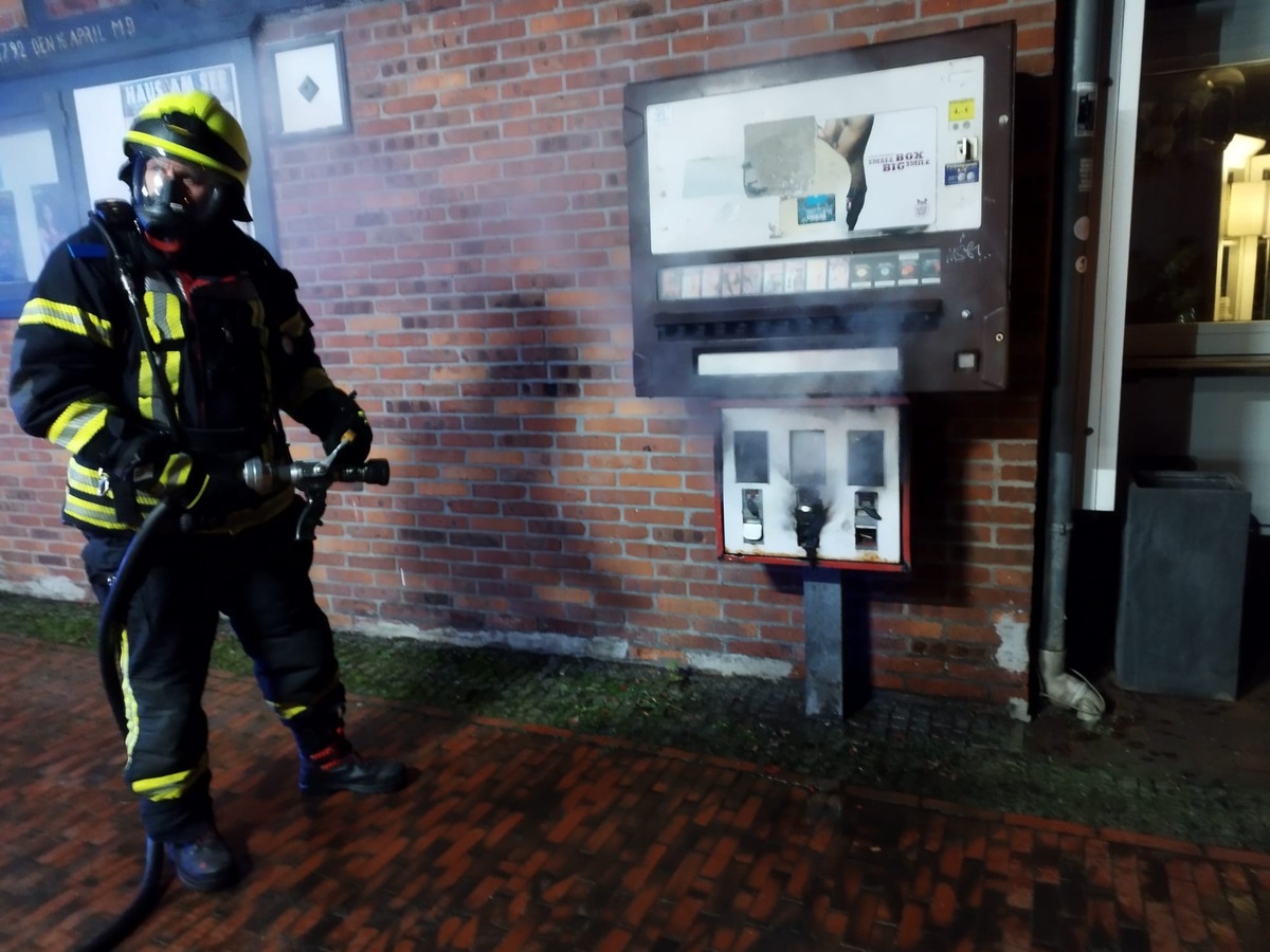 FW-ROW: Unklarer Feuerschein am Gebäude fordert Einsatz der Feuerwehr