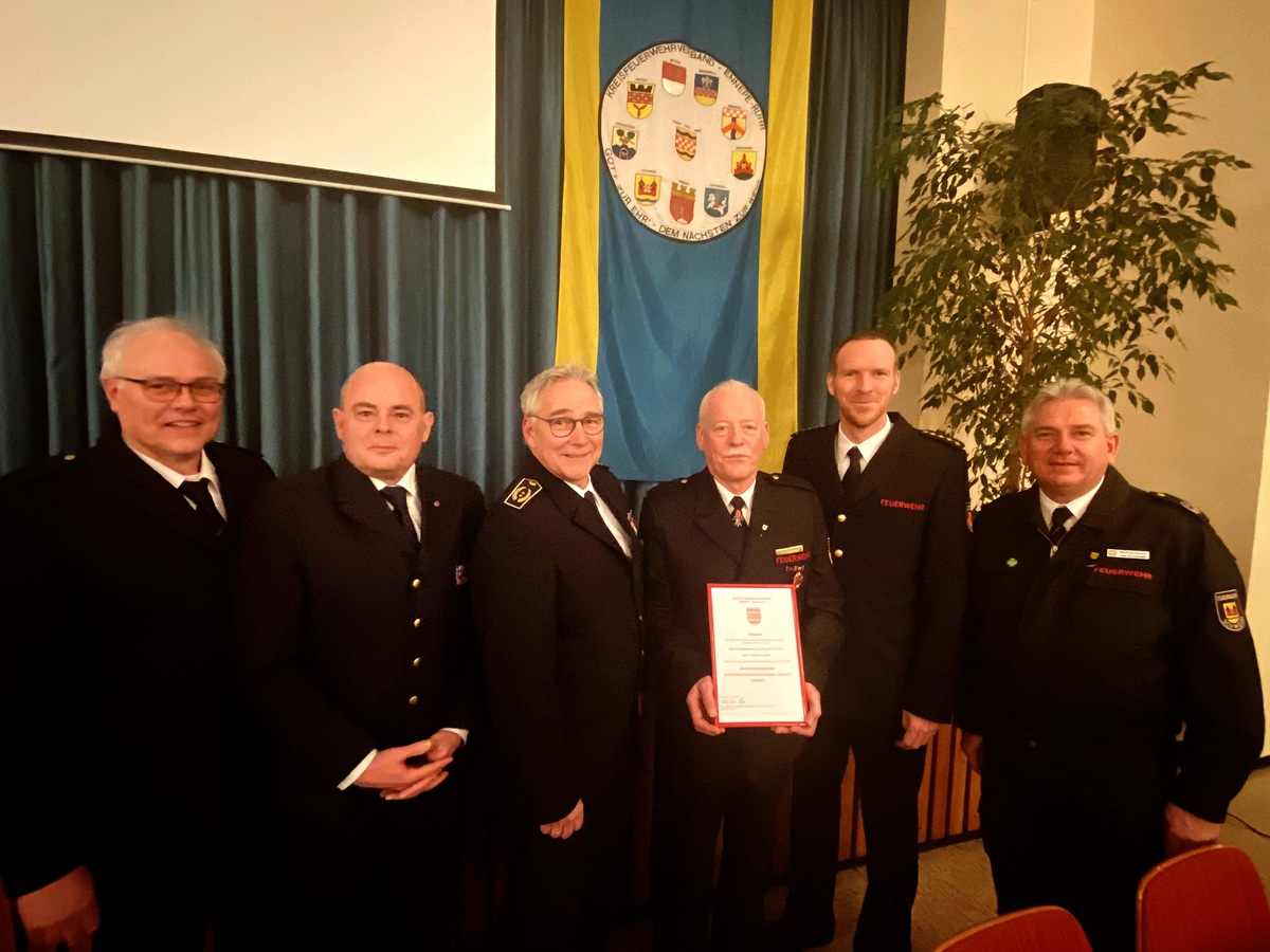 FW-EN: Kreisdelegiertentag der EN-Feuerwehren in Wetter - Norbert Lohoff mit der der Ehrennadel der Sonderstufe geehrt und nun Ehrenmitglied - Matthias Jansen neuer Vize-Präsident