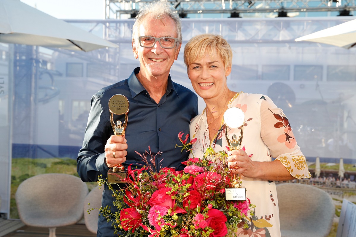 MS EUROPA Poetry Award: Gesine Cukrowski und Peter Prager stehen auf dem Siegertreppchen