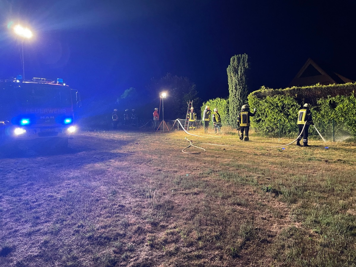 FW-ROW: Hecke gerät in Brand