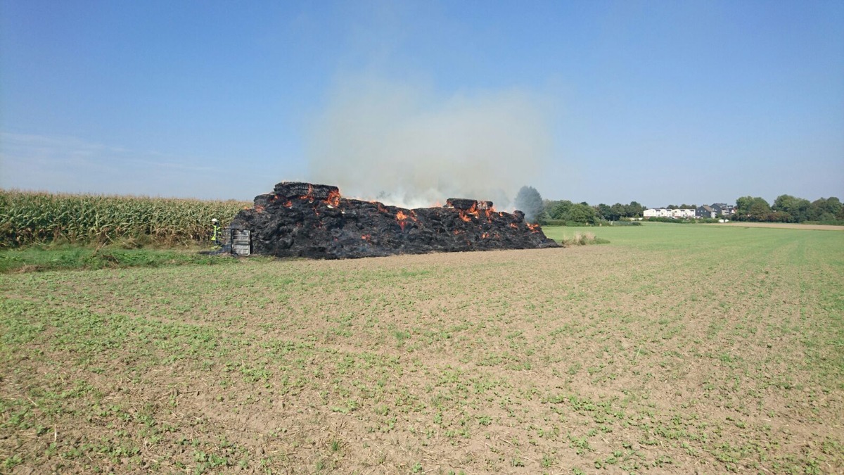 FW-RE: Erstmeldung: Strohballen in Brand