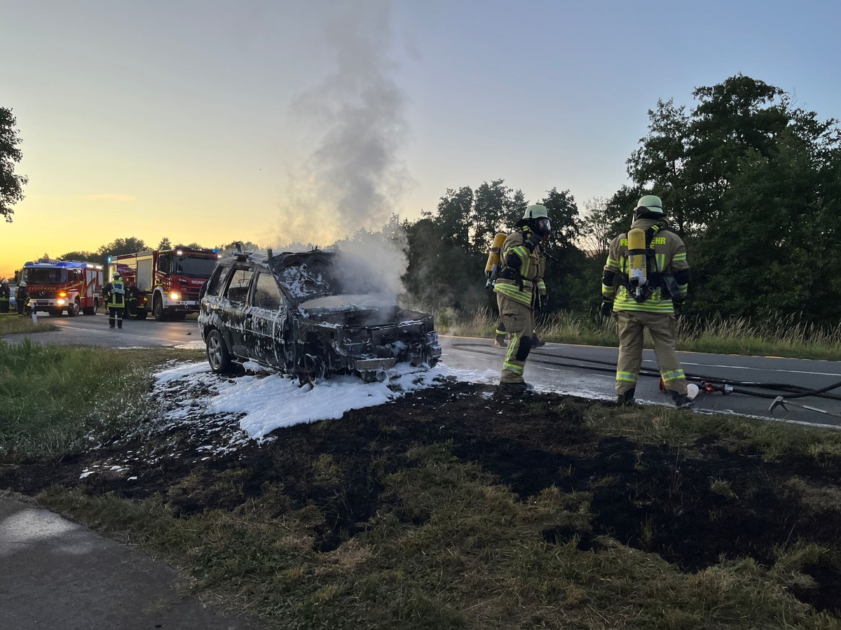 FW Lügde: PKW steht in Vollbrand