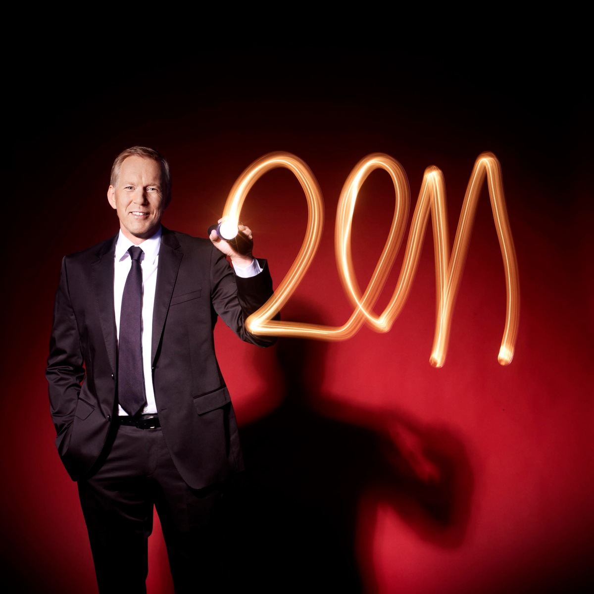 Kerner auf Reisen: &quot;2011 - ganz nah! Der Jahresrückblick mit Johannes B. Kerner&quot;  mit Lady Gaga, Til Schweiger, Dirk Nowitzki, Marcel Gleffe am 15. Dezember 2012 um 22.25 Uhr in SAT.1 (mit Bild)