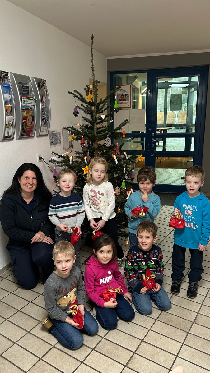 POL-PDMY: Weihnachtsbaumschmück-Tradition bei der Polizei Cochem