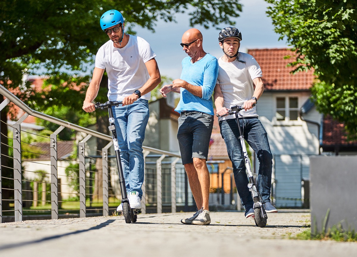 Fußgänger - nur die Hälfte fühlt sich wirklich sicher / Umfrage des ADAC: E-Scooter-Fahrer gelten als besonders rücksichtslos