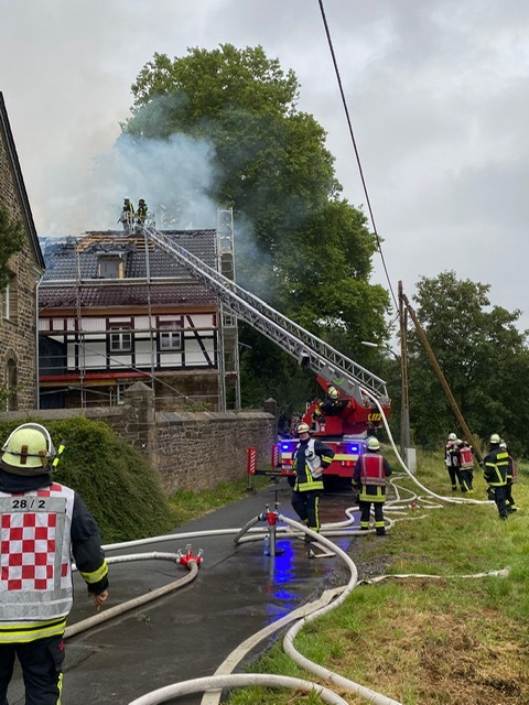 FW-DO: 17.08.2021 Dortmund-Syburg Ein Dachstuhlbrand in einem Fachwerkhaus forderte einen massiven Kräfteansatz der Feuerwehr Dortmund.