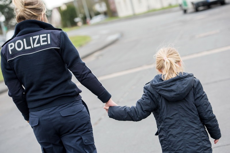 Bundespolizeidirektion München: Durch Zugtür getrennt, durch Bundespolizistin vereint