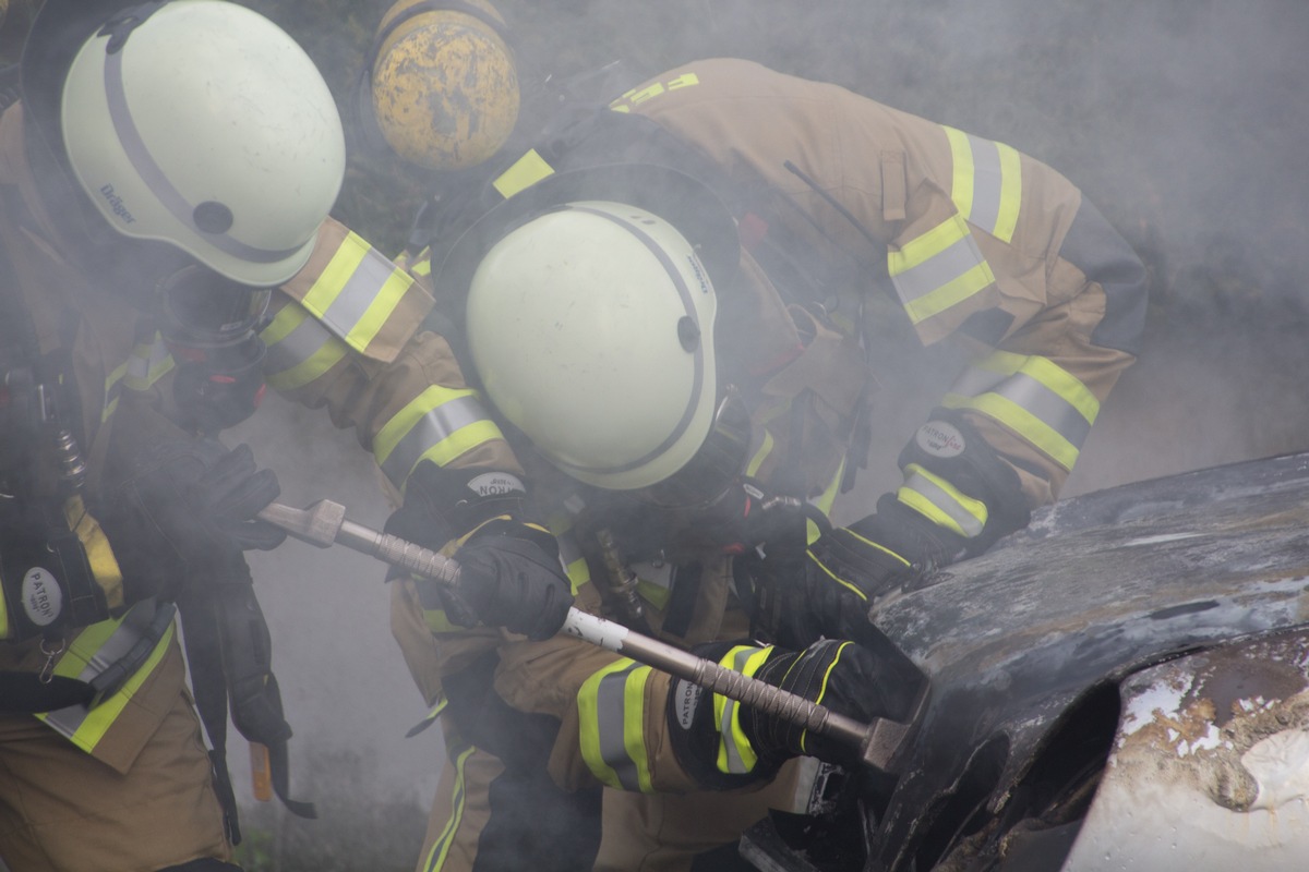 FW Menden: PKW-Brand im Lahrfeld