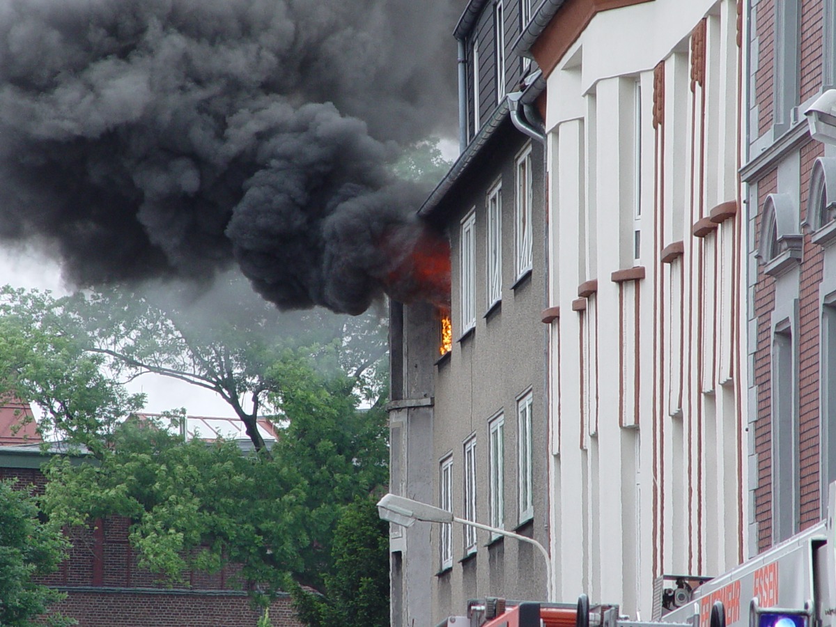 FW-E: Flammen schlugen aus dem Fenster