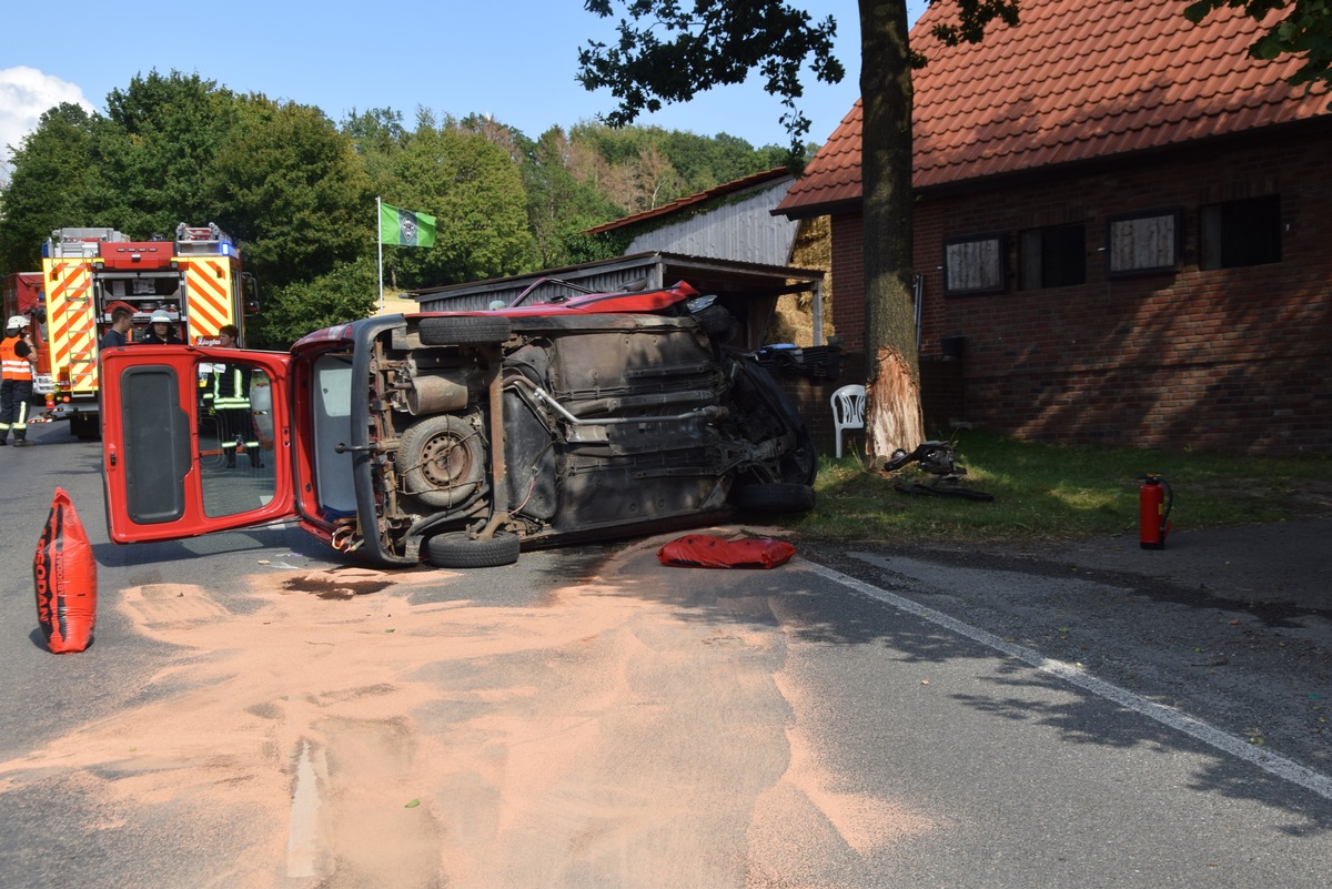 POL-HF: Renault-Fahrerin verunglückt-
PKW gibt auf Seite