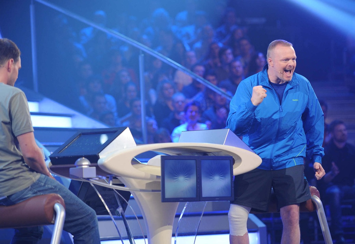 Starke 20,7 Prozent MA für &quot;Schlag den Raab&quot;: Verletzter Stefan Raab schlägt Sportwissenschaftler Reint auf einem Knie (BILD)