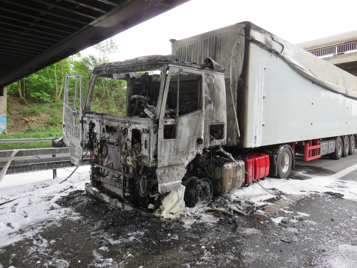 FW-E: Brand eines LKW auf der Autobahn (BAB) A 42 in Höhe Kreuz Essen-Nord in Fahrtrichtung Dortmund