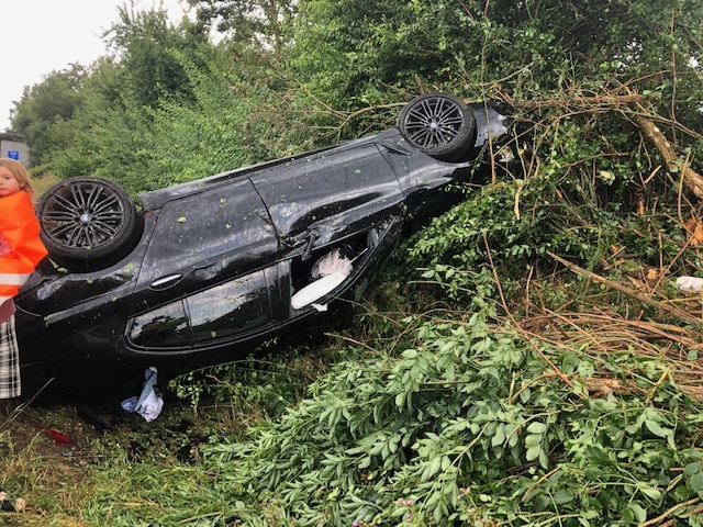 POL-PDLD: Kandel - Auto überschlägt sich bei Alleinunfall