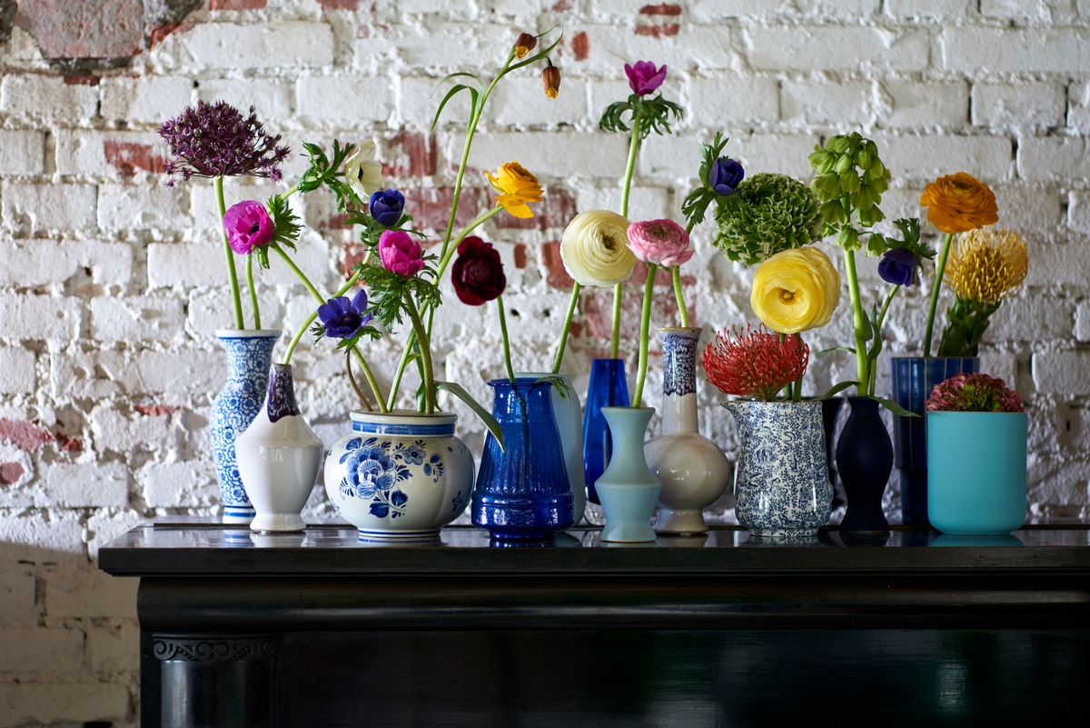 Frühlingserwachen mit farbenfrohem Blütenarrangement / Ranunkel, Anemone und Nadelkissen-Protea begrüßen den Frühling