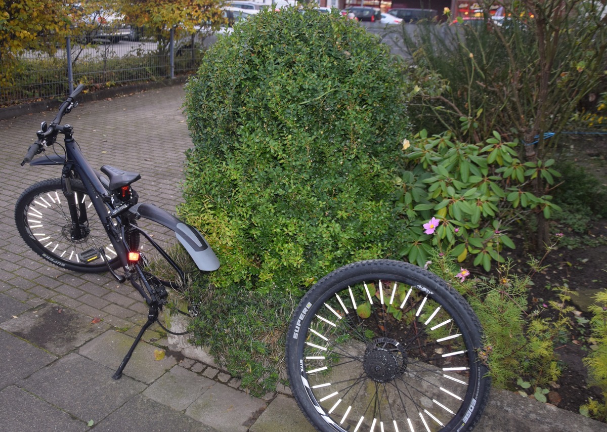 POL-HF: Verkehrsunfall -  Radfahrer springt über Autotür