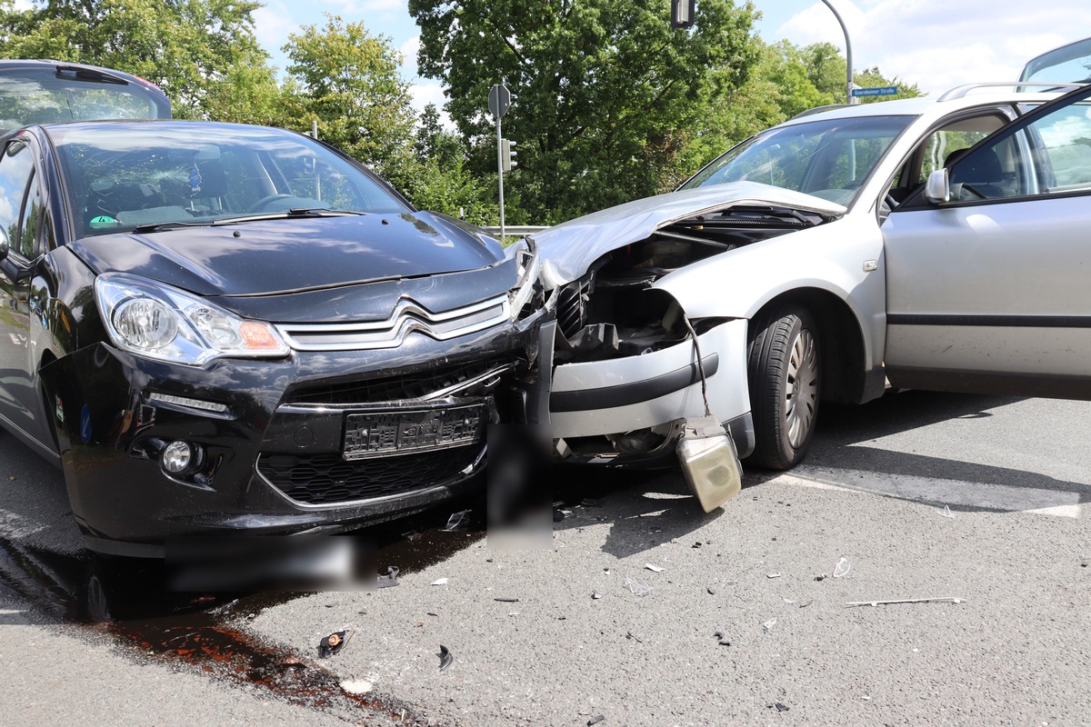 POL-HF: Rotlicht missachtet - Autos kollidieren im Kreuzungsbereich