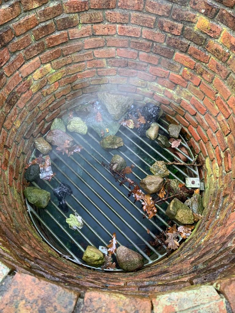 FFW Schiffdorf: Unklare Rauchentwicklung aus Brunnen sorgt für Einsatz der Feuerwehr