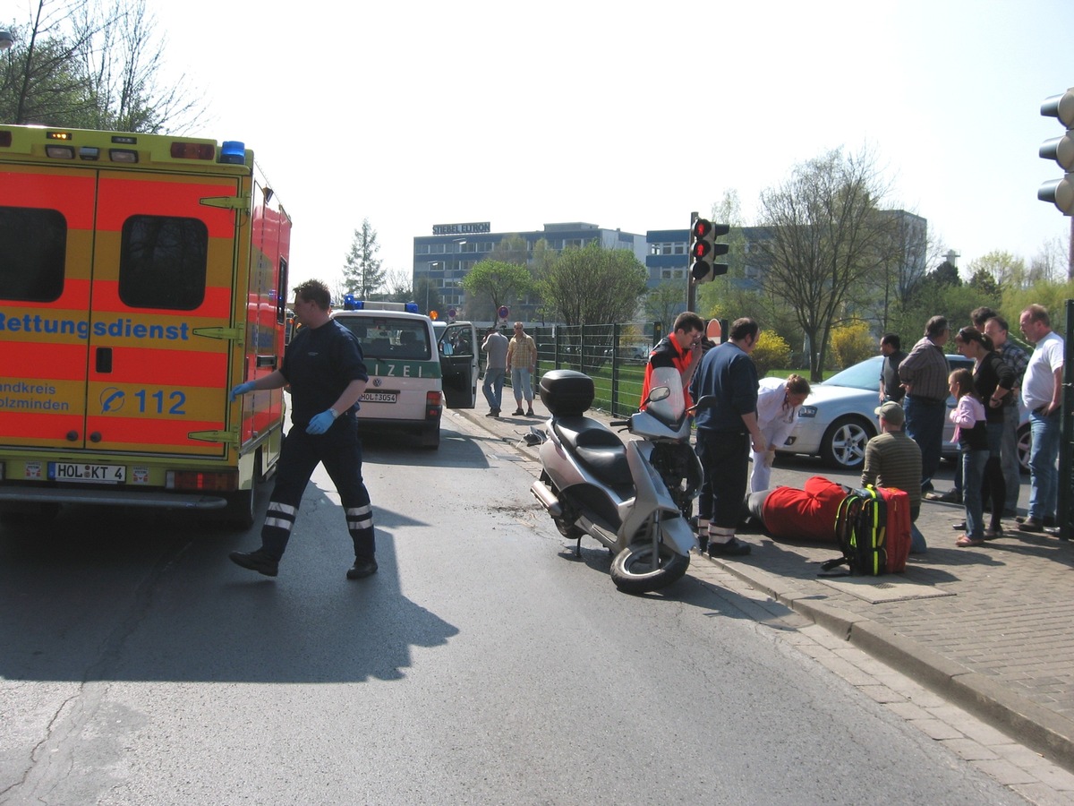 POL-HOL: Holzminden - Dr.-Stiebel-Straße: Vorfahrtsunfall fordert eine Schwerverletzte - Fahrer eines Klein-LKW missachtet das Rotlicht der Ampel -