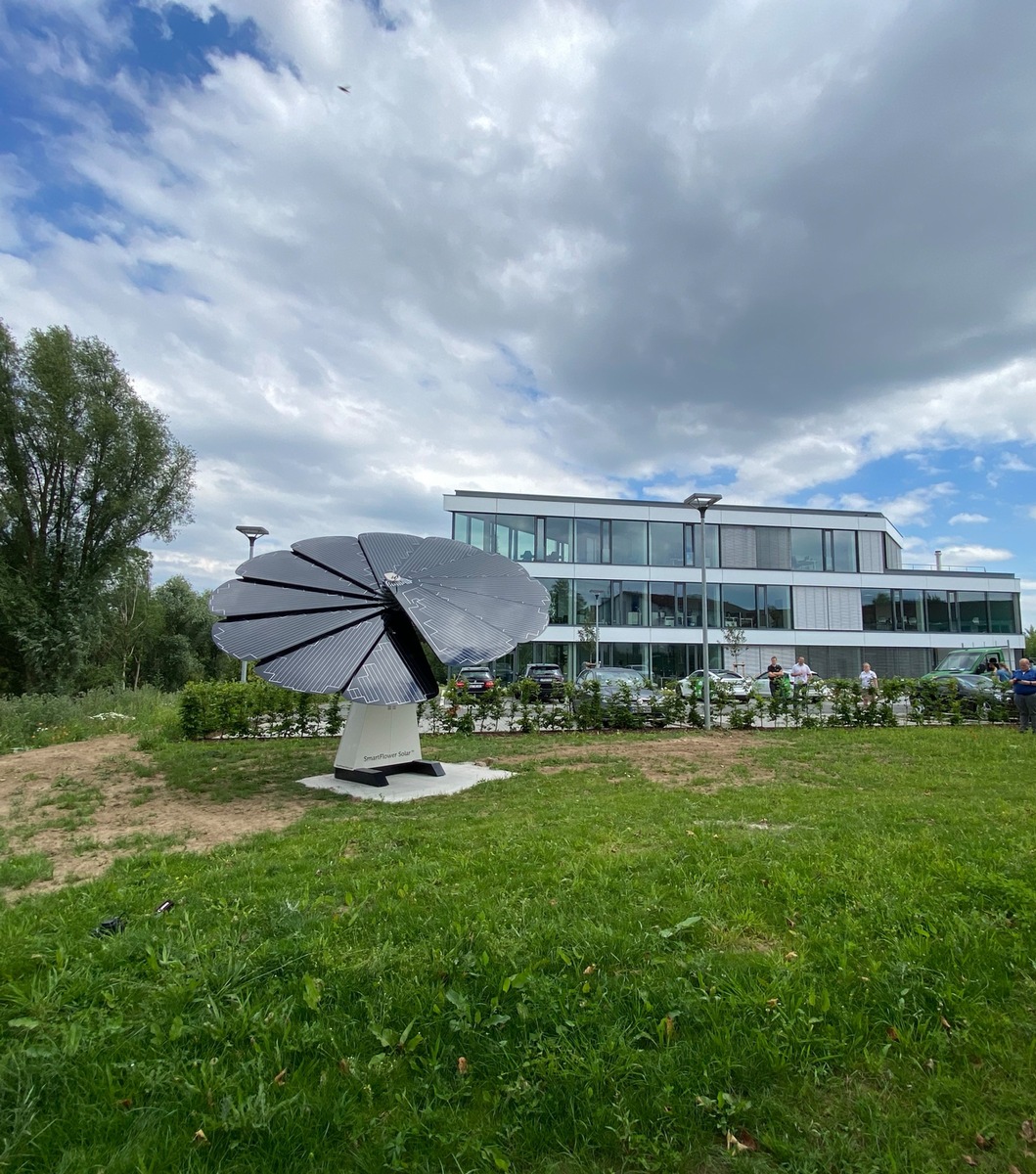 Lemgo blüht auf / Fraunhofer Institut in Lemgo setzt einen nachhaltigen Innovationsimpuls &amp; installiert erste smartflower auf dem Innovation Campus Lemgo