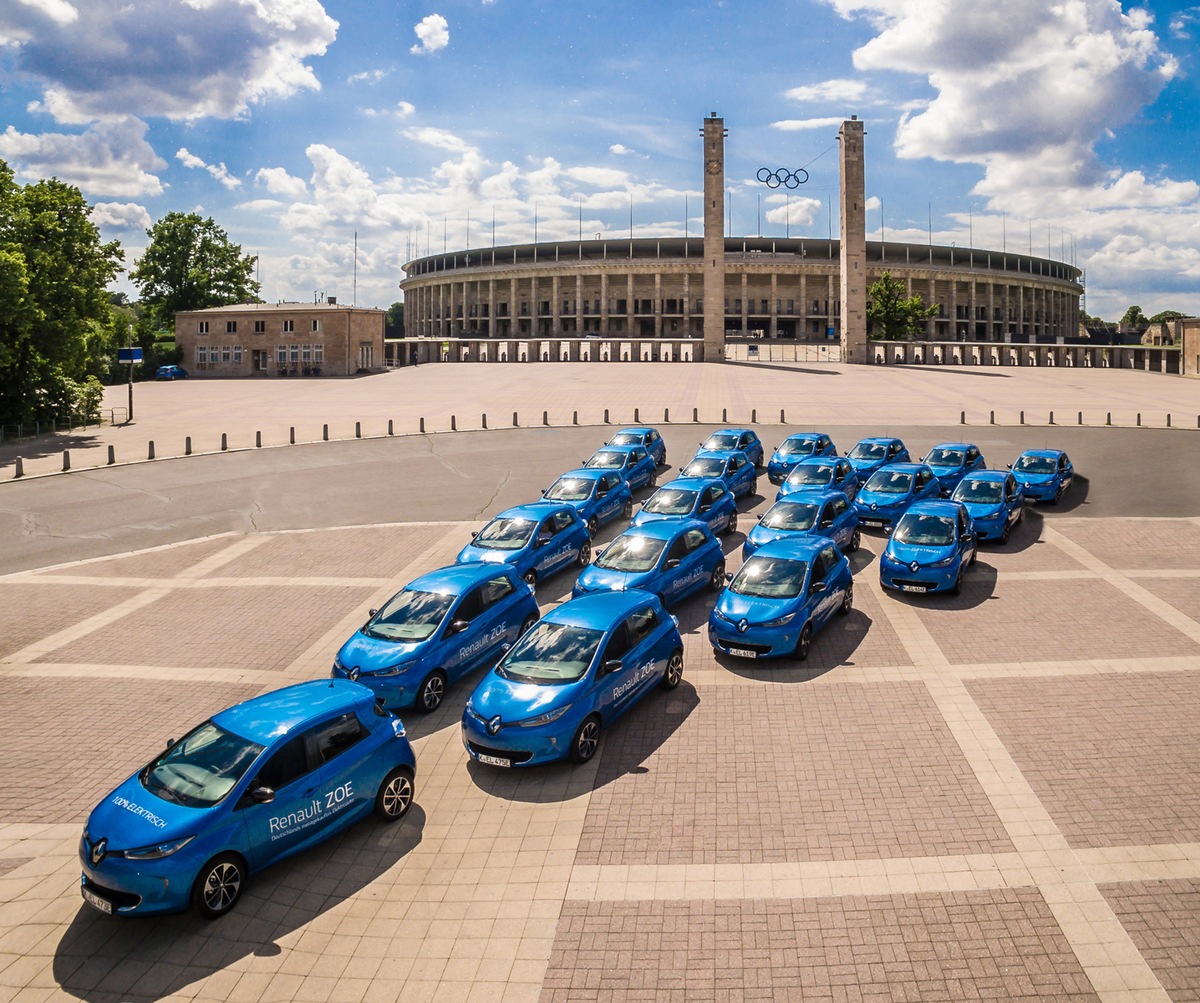 Zwei TV-Stars, 25 E-Autos und eine Weltpremiere: Renault elektrisiert Berlin