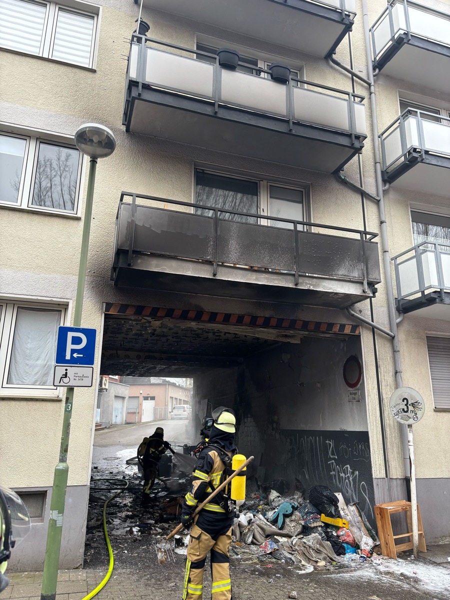 FW-E: Sperrmüllbrand sorgt für starke Rauchentwicklung im Südostviertel