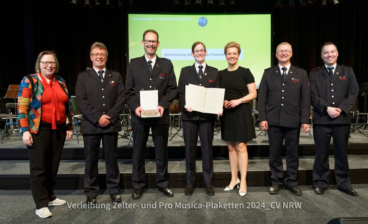 FW Rheurdt: Spielmannszug der Freiwilligen Feuerwehr Rheurdt mit der PRO MUSICA-Plakette ausgezeichnet