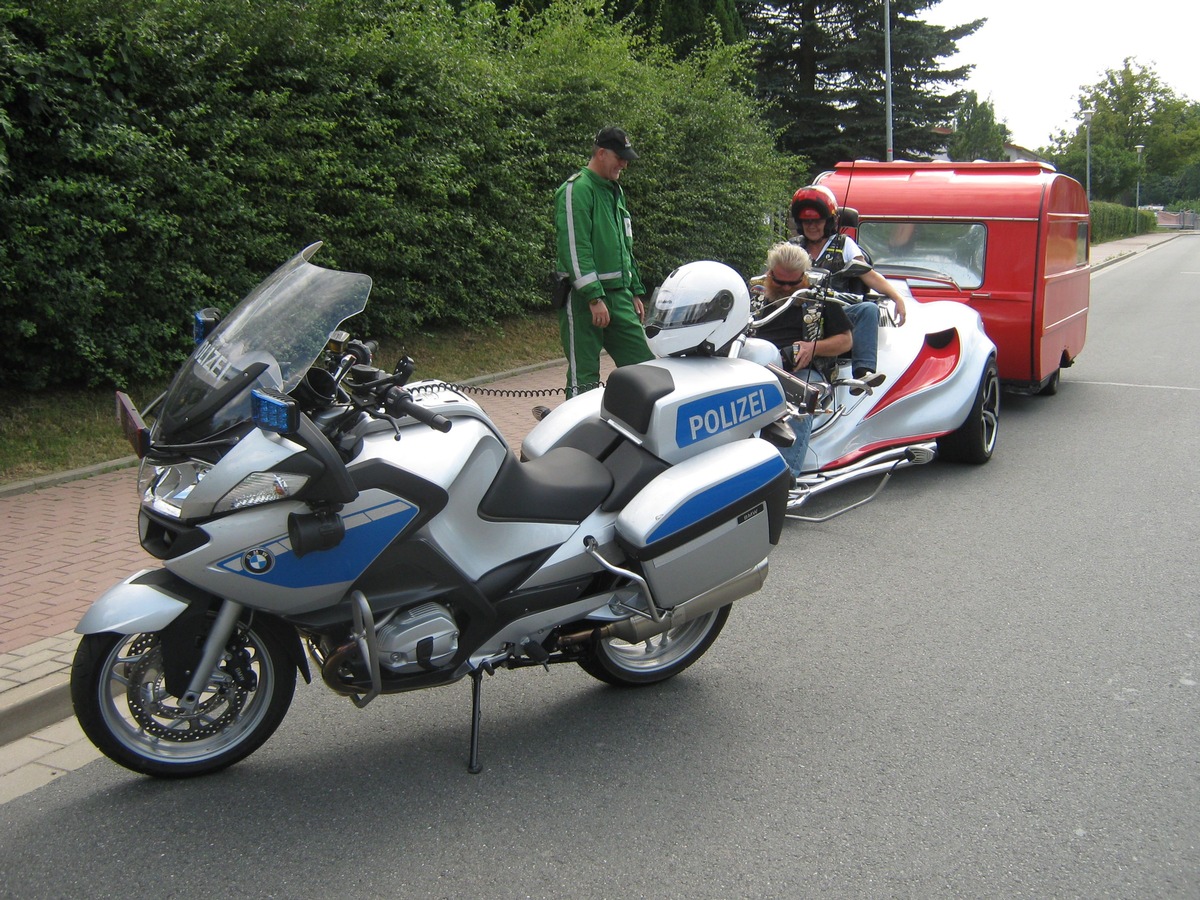 POL-HOL: Auch auf zwei Rädern jetzt in &quot;blau-silber&quot;: Neues Krad für die Polizei im Landkreis - Nagelneue BMW R 1200 RT gehört jetzt zum Fuhrpark -