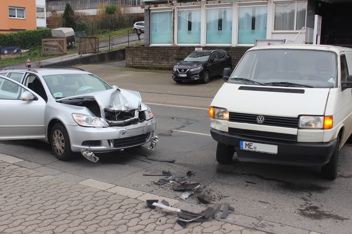 POL-ME: Hoher Sachschaden und zwei Verletzte beim Abbiegeunfall - Velbert - 2002155