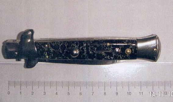 POL-DN: 05112305	Fahndung nach Unfallflüchtigem: Wer kennt dieses Messer?