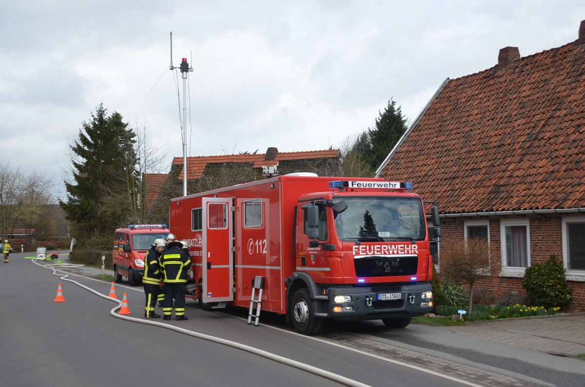 POL-STD: Reetdachhaus im Alten Land abgebrannt - 250.000 Euro Sachschaden