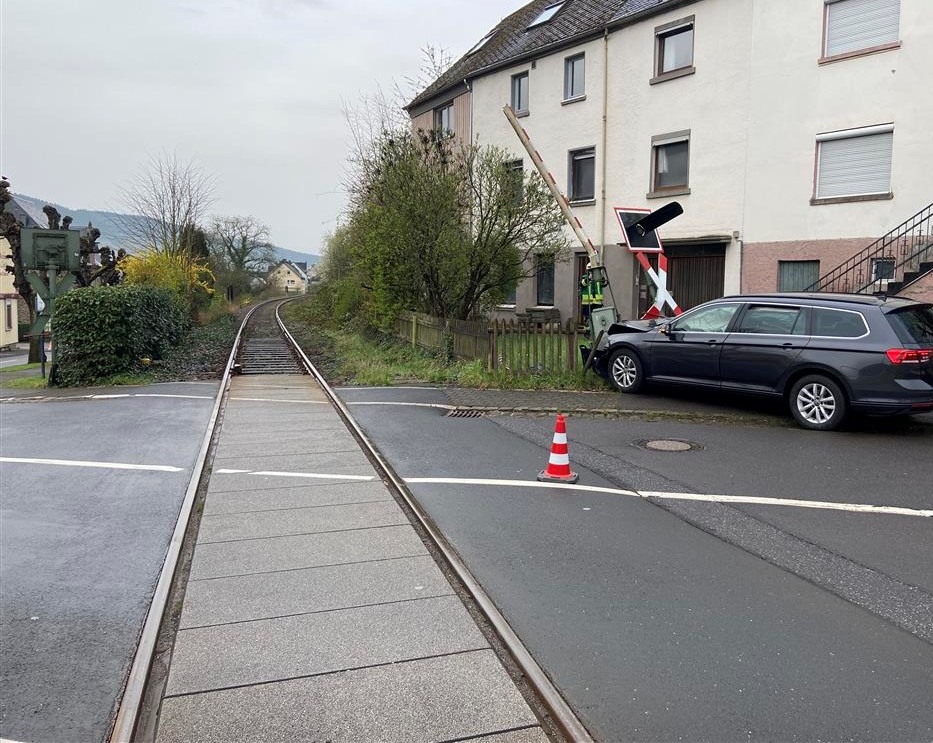 POL-PDWIL: Verkehrsunfall am Bahnübergang in Reil