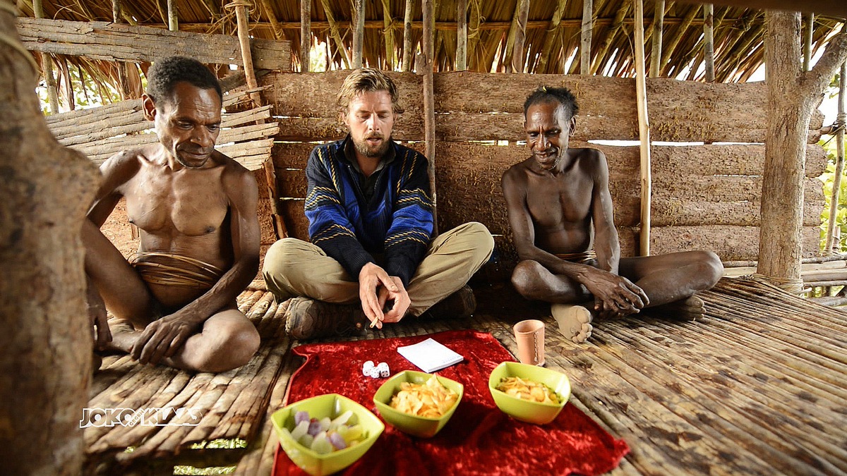 Lecker: Klaas Heufer-Umlauf zu Gast bei Kannibalen! &quot;Joko gegen Klaas - Das Duell um die Welt&quot; am 22. November auf ProSieben (FOTO)