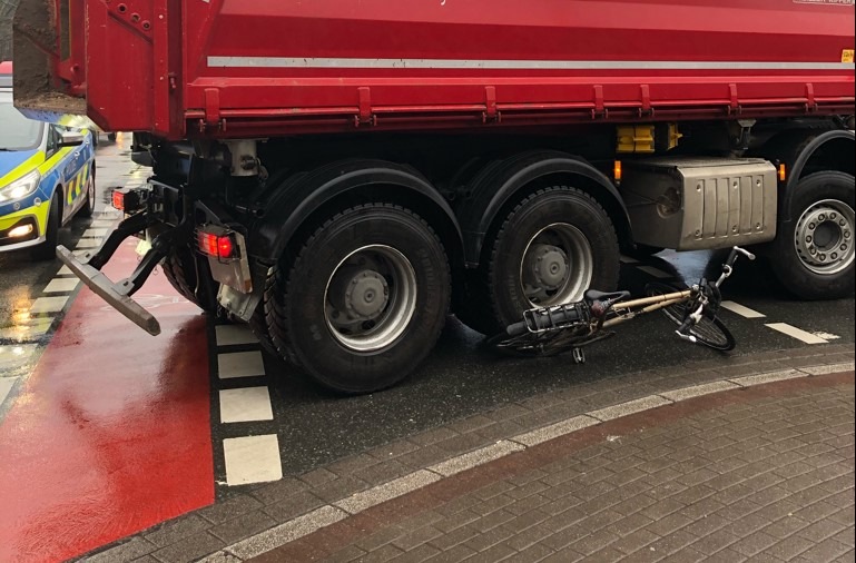 POL-DO: Lkw biegt ab: Radfahrer springt zur Seite und bleibt unverletzt