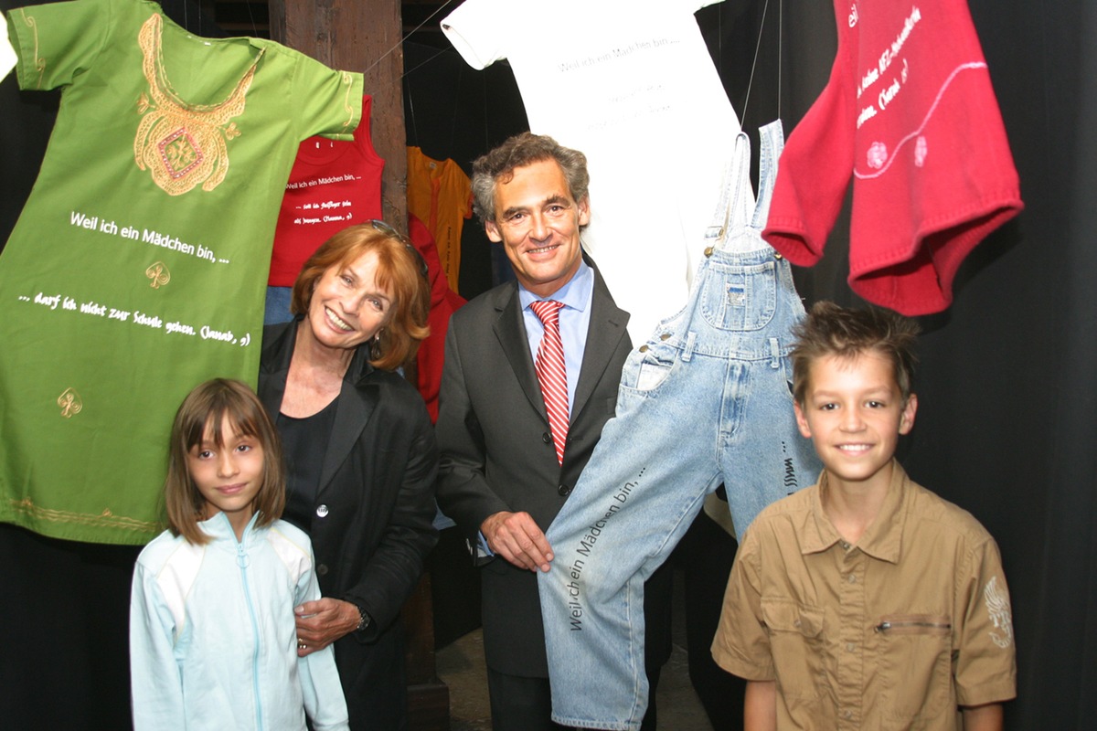 Senta Berger eröffnet Weil wir Mädchen sind ... / Völkerkundesammlung Lübeck zeigt Erlebnisausstellung von Plan