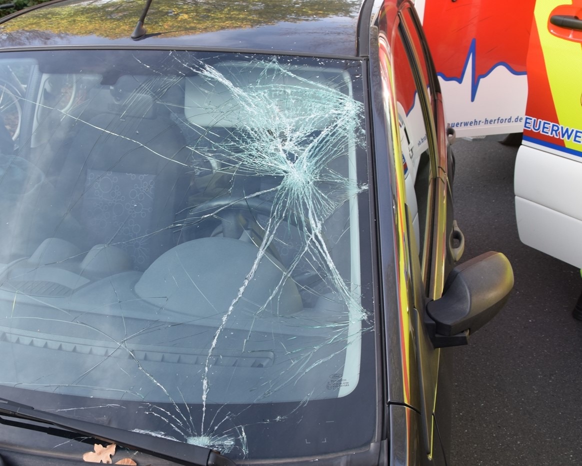 POL-HF: Radfahrerin bei Unfall schwer verletzt- Frontalzusammenstoß mit Gegenverkehr