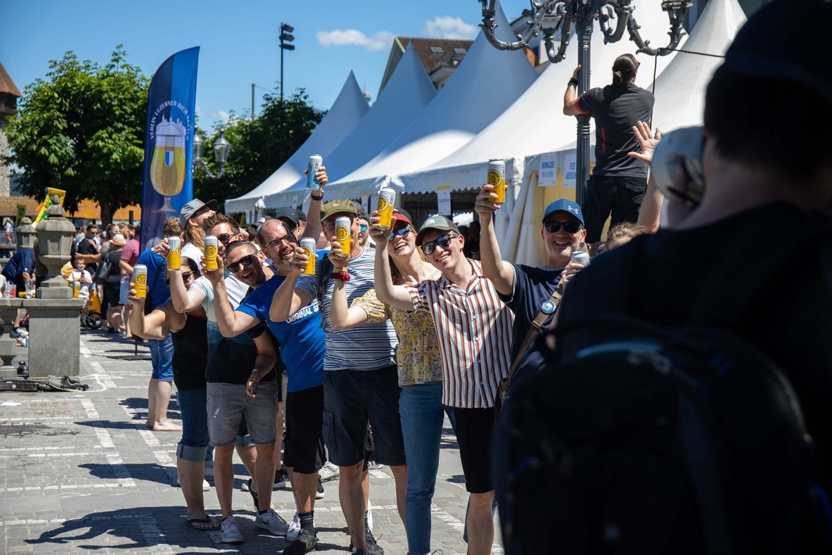 Neuer Guinness Weltrekord aufgestellt: Am Stadtfest Luzern wurde 1&#039;616-mal angestossen