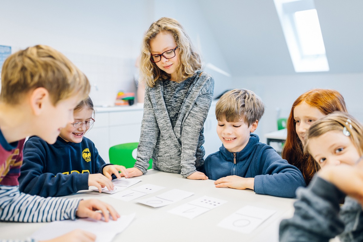 Mehr als Nullen und Einsen: Kostenloses Unterrichtsmaterial zu Informatik für Grundschullehrkräfte