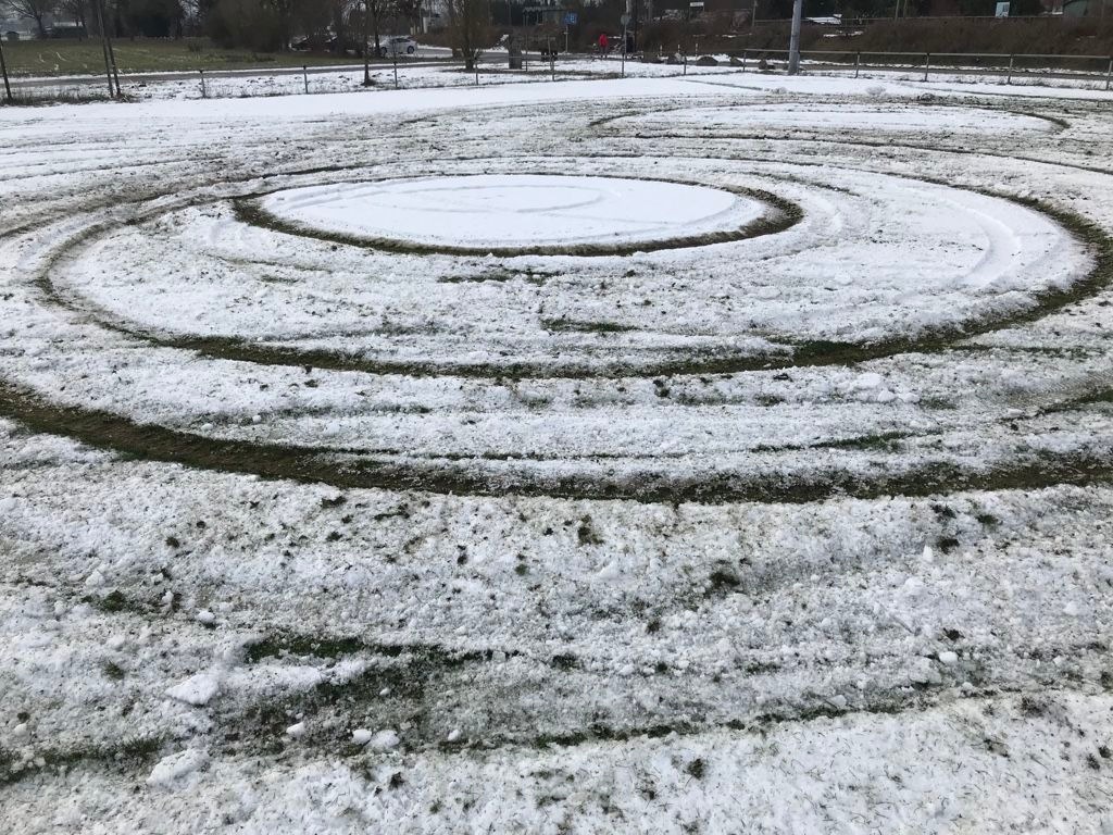 POL-PDLD: Zum wiederholten Male Reifenspuren auf dem Sportplatz