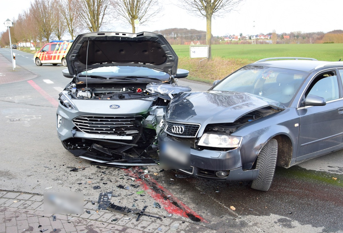 POL-HF: 19-Jähriger übersieht Ford beim Abbiegen - Zwei Personen verletzt