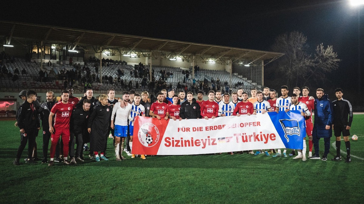 Hertha BSC und der Berliner AK stellen gemeinsam 25 Wohn-Container in der Türkei