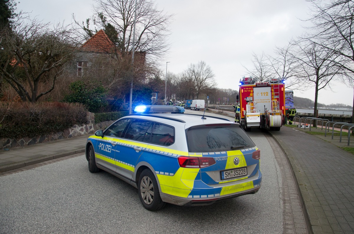 FW-RD: Sturmtief &quot;Nadia&quot; zerstört historisches Haus in Eckernförde In der Straße Vogelsang in Eckernförde, wurde am Sonntag (30.01.2022) ein historisches Haus durch einen umgeknickten Baum zerstört.