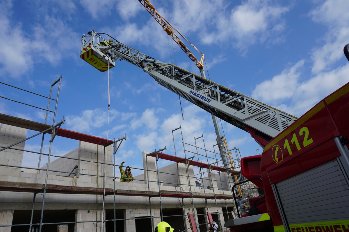 FW Ratingen: Schwerer Arbeitsunfall auf Baustelle, aufwändige Patientenrettung mittels Drehleiter