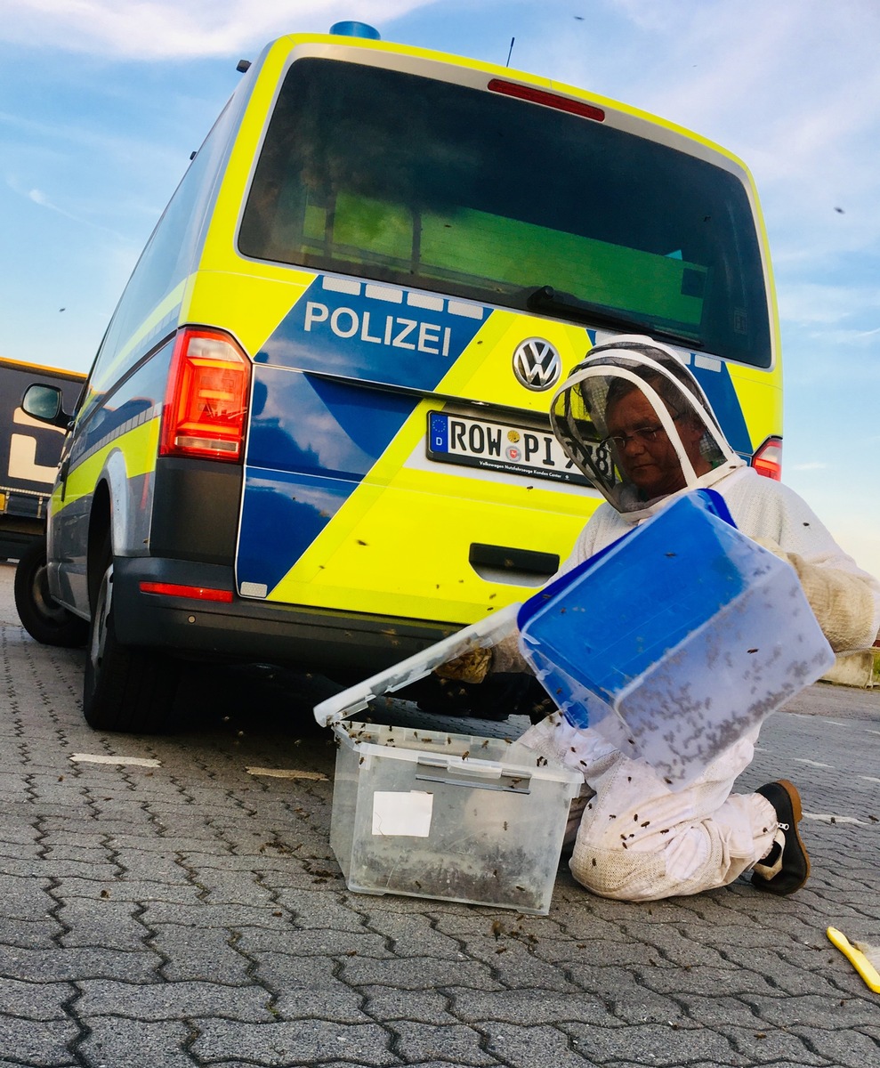 POL-ROW: ++ Ungewöhnlicher Einsatz für die weißen Mäuse - Bienenschwarm auf dem Parkplatz ++ Familie auf dem Fahrrad bei Unfall verletzt ++ Außenspiegel abgefahren - Polizei sucht Zeugen ++