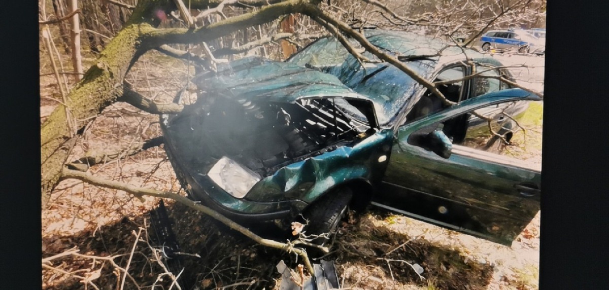 POL-CE: Hambühren - PKW kommt von der Fahrbahn ab und prallt gegen Baum +++ Fahrerin kam mit Schock ins Krankenhaus