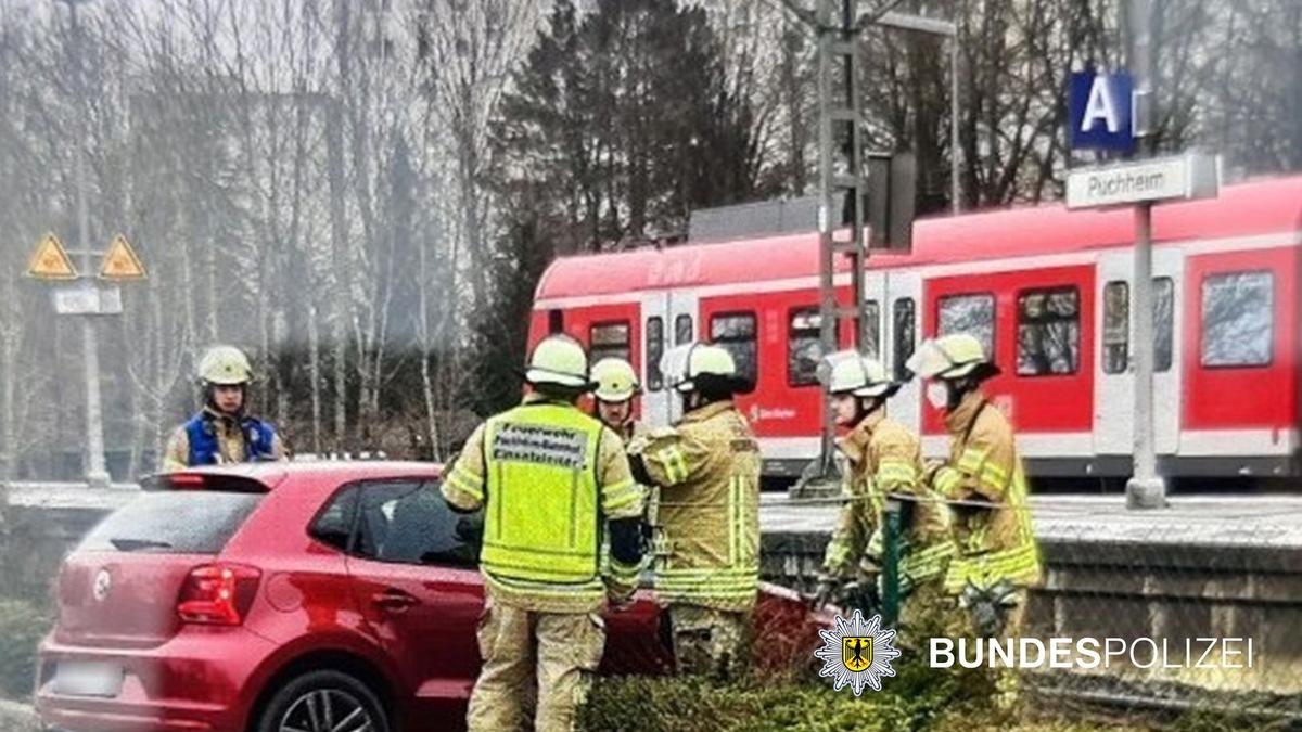 Bundespolizeidirektion München: Gleissperrung wegen Pkw im Gleisbereich