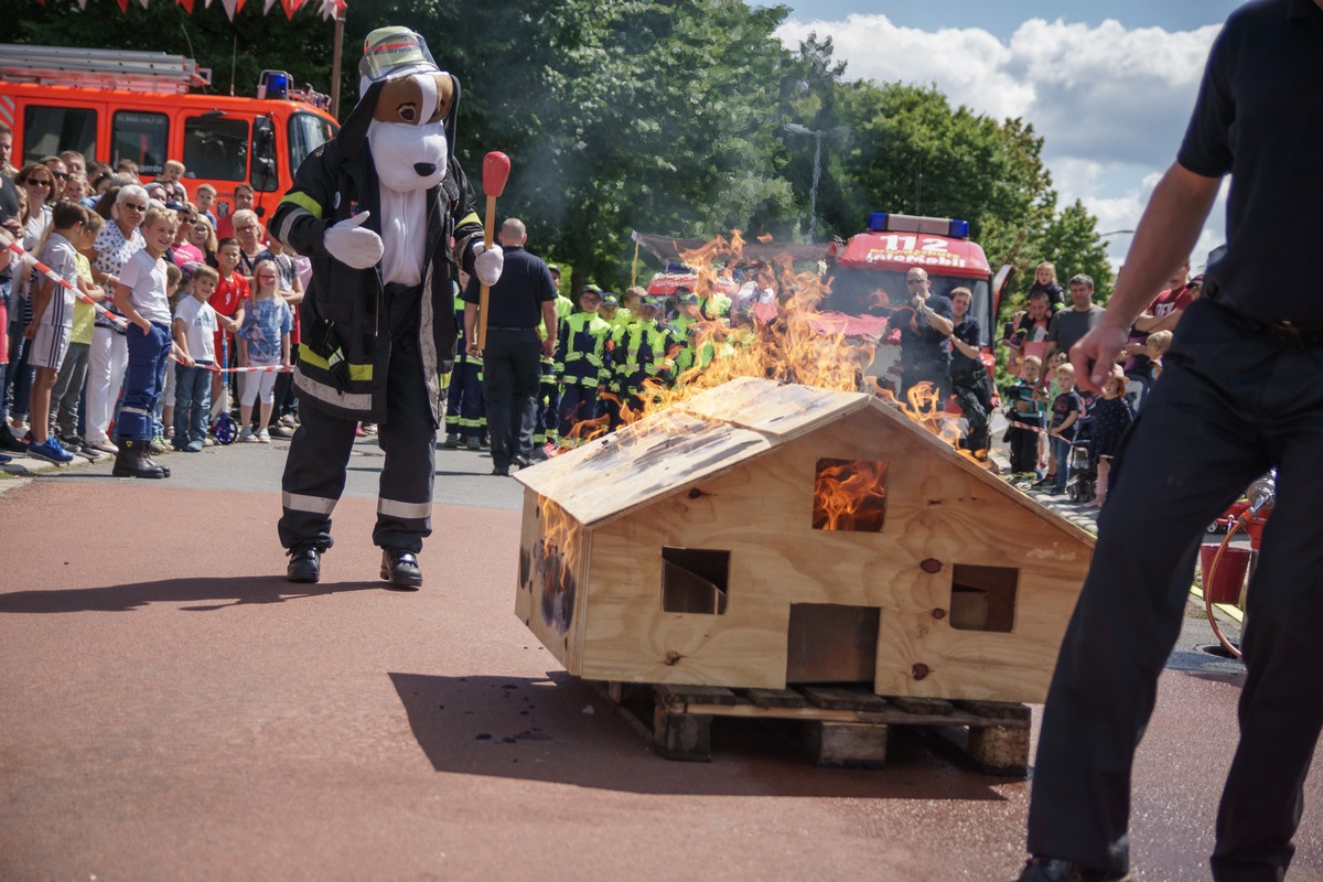 FW Menden: Ein heißes Fest bei der Feuerwehr Menden-Bösperde